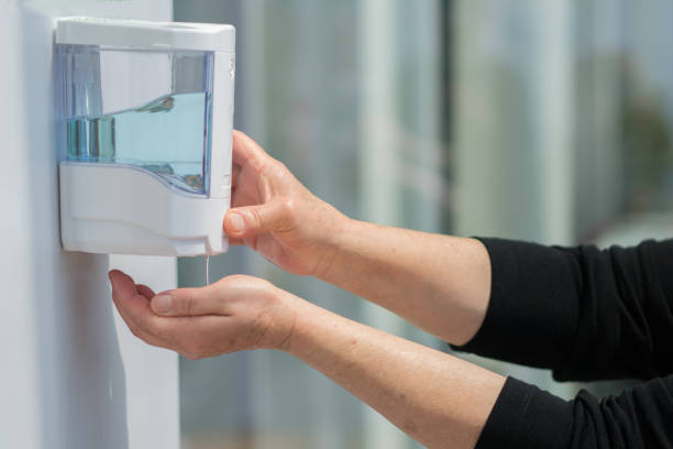 automatic alcohol dispenser in the hospital - hand sanitizer liquid soap hygiene healthy lifestyle imagens e fotografias de stock
