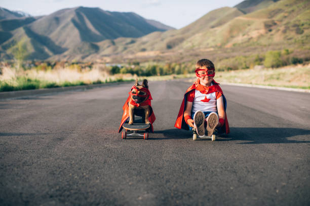 superhero pies i jego chłopiec - superhero child partnership teamwork zdjęcia i obrazy z banku zdjęć
