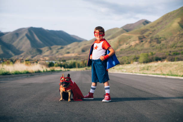 cachorro super-herói e seu menino - cape merry - fotografias e filmes do acervo