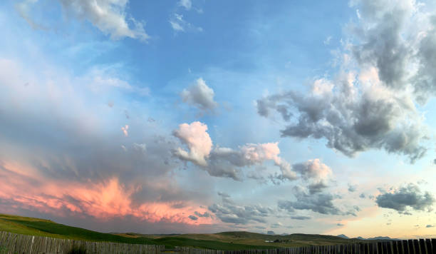 pôr-do-sol da pradaria do sul de alberta, com vista distante da montanha chefe perto de cardston - grass area field hill prairie - fotografias e filmes do acervo