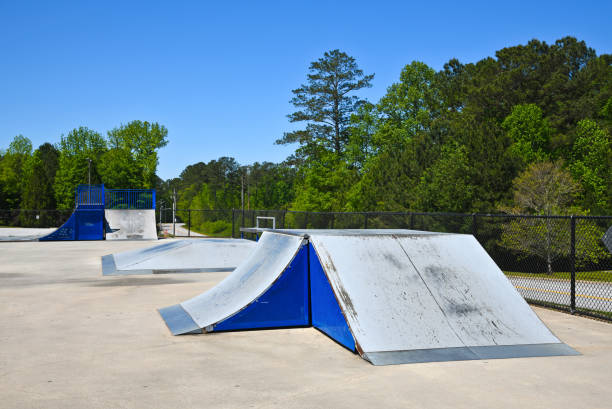 leerer skateboardpark während der coronavirus-pandemie - skateboard court stock-fotos und bilder