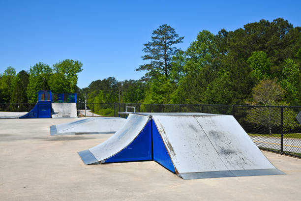skateboard park vuoto durante la pandemia di coronavirus - skateboard court foto e immagini stock