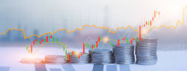 pilha de moedas e gráfico do mercado de ações financeiras. - pension finance retirement graph - fotografias e filmes do acervo