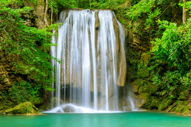 falaise de chute d’eau, troisième niveau, parc national d’erawan, kanchanaburi, thaïlande - erawan national park beauty in nature waterfall photos et images de collection