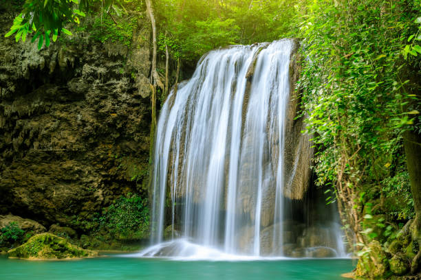 falaise de chute d’eau, troisième niveau, parc national d’erawan, kanchanaburi, thaïlande - erawan national park beauty in nature waterfall photos et images de collection