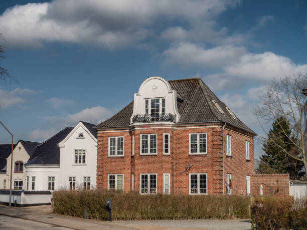 Casa tradicional construída de tijolos em Graasten, Dinamarca - foto de acervo