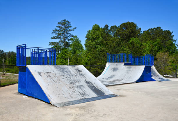 skateboard park vuoto durante la pandemia di coronavirus - skateboard court foto e immagini stock