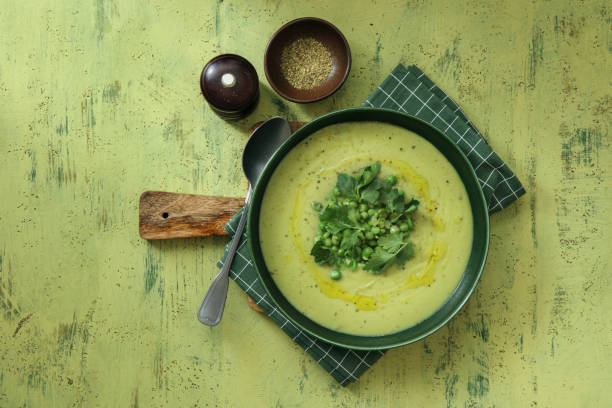 sopa de ervilhas verdes cremosas vegetarianas - pea and mint soup - fotografias e filmes do acervo