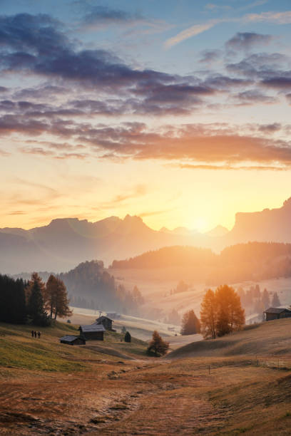 amanecer en siusi valley alpe - montañas dolomita fotografías e imágenes de stock