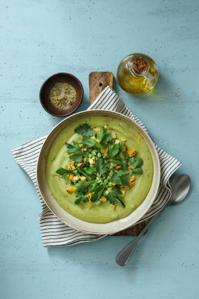 sopa de espinacas y guisantes verdes con maíz a la parrilla - green pea food vegetable healthy eating fotografías e imágenes de stock