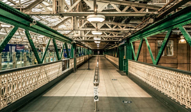 percorso vuoto - stazione ferroviaria di waverley foto e immagini stock