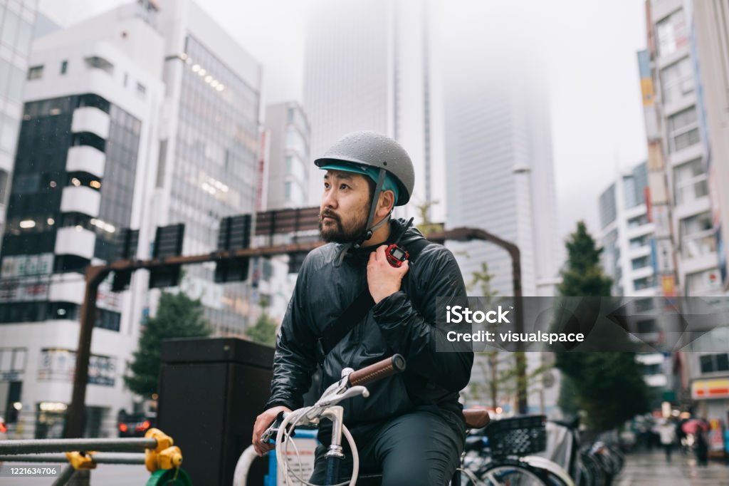 Macadam Samengroeiing tint Bike Messenger Talking With Walkie Talkie Stock Photo - Download Image Now  - 30-39 Years, Delivery Person, Japanese Ethnicity - iStock