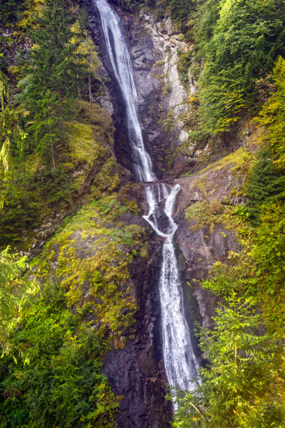 cachoeira no lago em poschiavo - mountain night switzerland engadine - fotografias e filmes do acervo