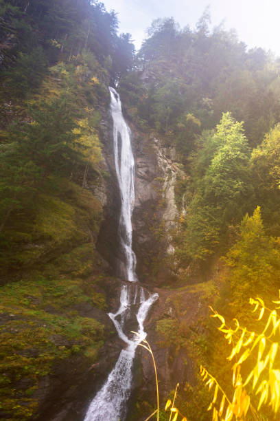 cachoeira no lago em poschiavo - mountain night switzerland engadine - fotografias e filmes do acervo