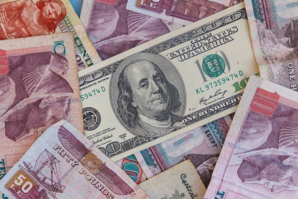one hundred dollar bill on the egyptian pounds banknotes background - símbolo da libra esterlina imagens e fotografias de stock