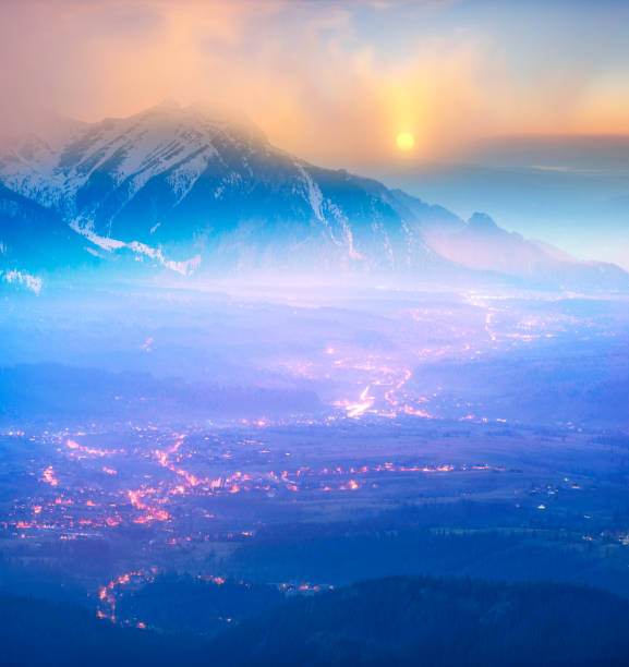 vista noturna de zakopane - poland mountain tatra mountains giewont - fotografias e filmes do acervo