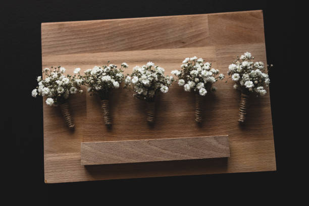 lirio del valle sobre fondo de madera viejo - table wedding flower bow fotografías e imágenes de stock