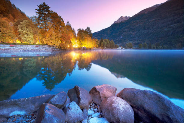 lago no poschiavo - mountain night switzerland engadine - fotografias e filmes do acervo