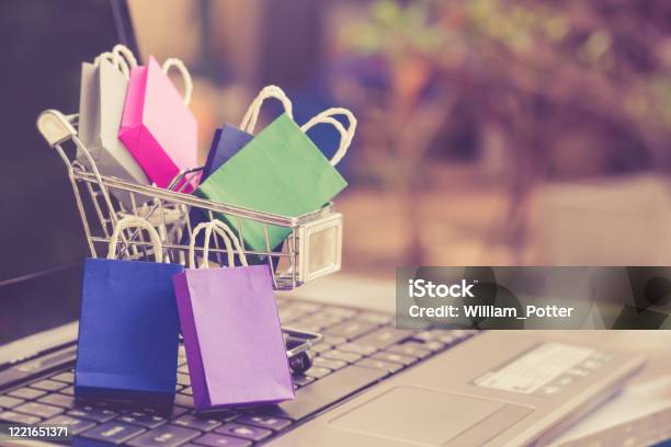 Einkaufstaschen Und Ein Einkaufswagen Auf Einer Laptoptastatur Stockfoto und mehr Bilder von Virtuelles Geschäft