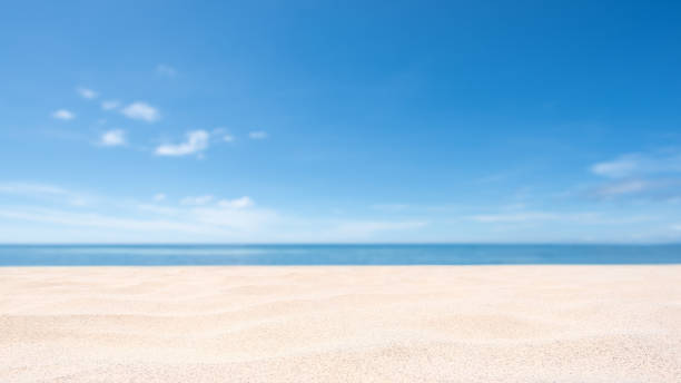 空の砂浜と海の背景が澄んだ - sky yellow seascape summer resort ストックフォトと画像