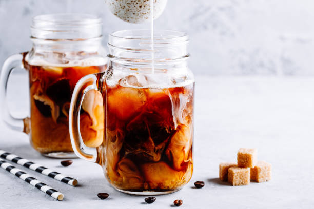 ココナッツミルクタイアイスコーヒーコーヒーコーヒーとコーヒーアイスキューブ - coffee ice cube iced coffee tea ストックフォトと画像