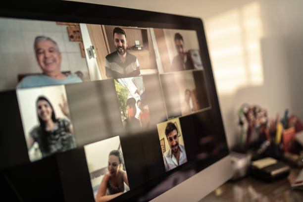 familie und freunde glückliche momente in videokonferenz zu hause - online chat stock-fotos und bilder