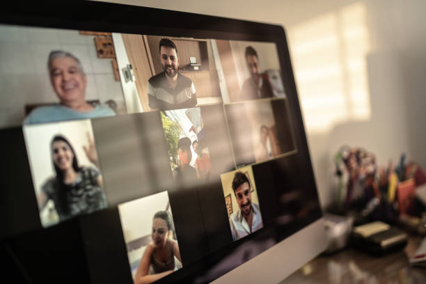 famille et amis moments heureux dans la vidéoconférence à la maison - looking at camera photos et images de collection