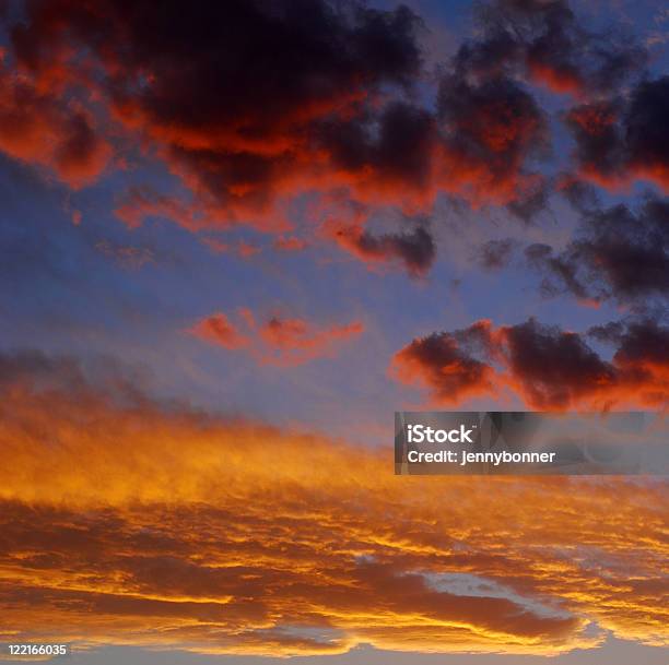 Bunte Wütende Wolken Stockfoto und mehr Bilder von Bedeckter Himmel - Bedeckter Himmel, Bildhintergrund, Blau