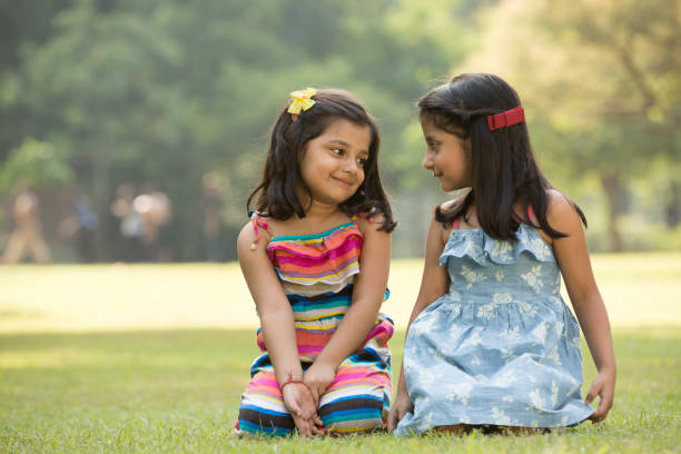 child girls - immagini stock - two girls only cheerful front view horizontal foto e immagini stock