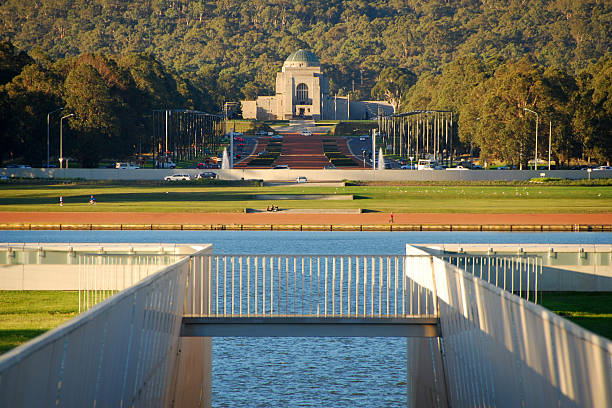 canberra, handeln, lake burley griffin war memorial, australien - kriegsdenkmal stock-fotos und bilder