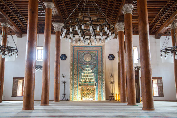 entrée de la plus ancienne mosquée d’ankara, turquie. la mosquée aslanhane est célèbre sur les matériaux et les textures en bois antient. il a été construit au 13ème siècle. - 2972 photos et images de collection