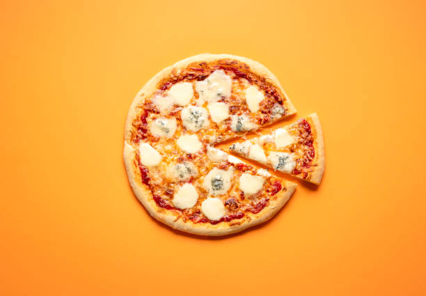 klasyczna pizza z dużą ilością sera. domowa pizza - carton horizontal portion part of zdjęcia i obrazy z banku zdjęć