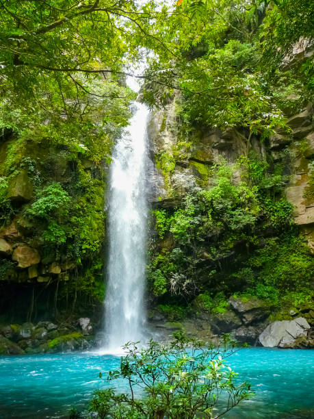 hidden falls, rincon de la vieja nationalpark, ganacaste, costa rica - schichtvulkan stock-fotos und bilder