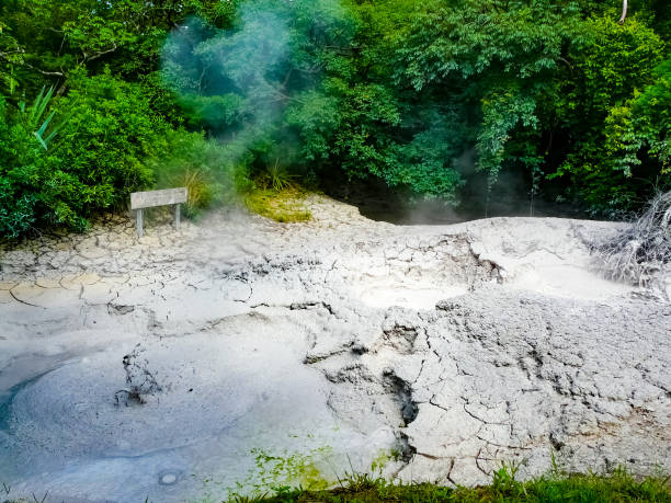 olla de barro hirviendo en el parque nacional rincón de la vieja, guanacaste, costa rica - sulfuric fotografías e imágenes de stock