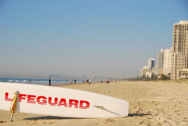 ライフガードサーフボードのビーチの海岸線、サーファーのパラダイスでは、ゴールドコースト - gold coast australia lifeguard sea ストックフォトと画像