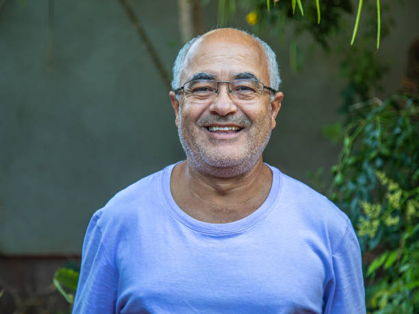 glatzköpfigen mann glücklich und lächelnd - brasilianischer abstammung stock-fotos und bilder