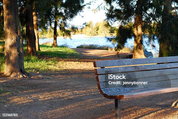 Photo libre de droit de De Paisibles Chemins De Promenade Avec Un Banc banque d'images et plus d'images libres de droit de Activité de loisirs - Activité de loisirs, Activité de plein air, Activités de week-end