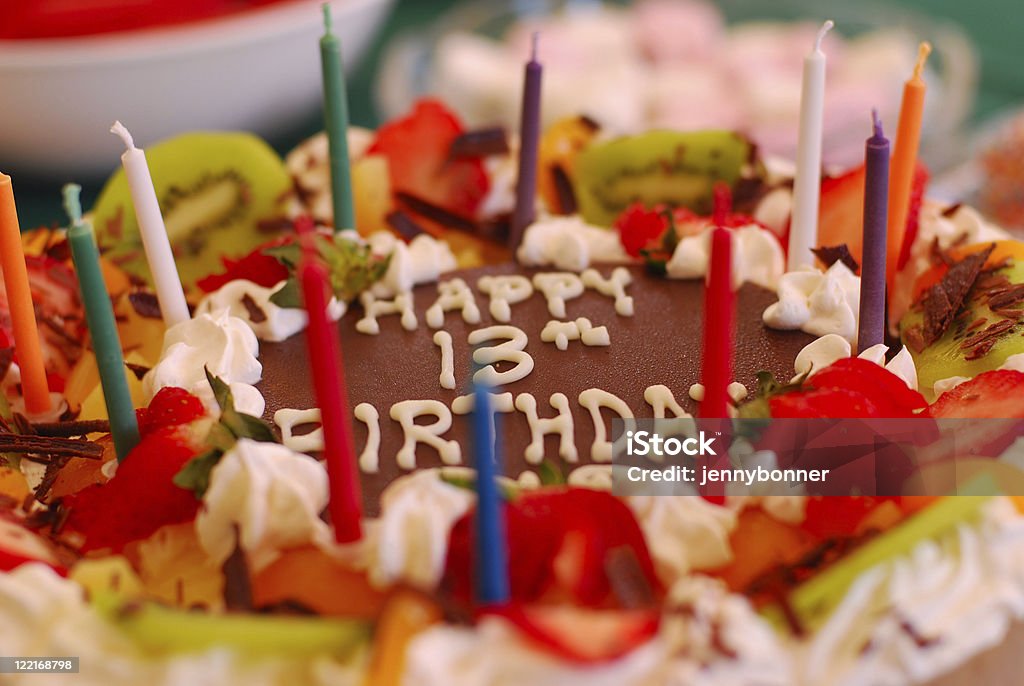 Torta di compleanno: pavlova dessert Colore brillante - Foto stock royalty-free di Compleanno