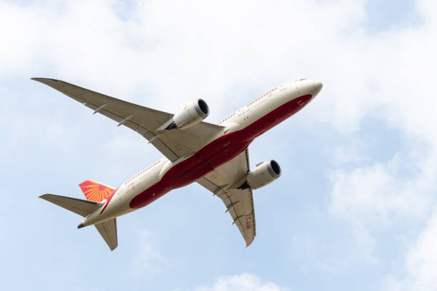 air india boeing 787-8 dreamliner registration vt-ank, flight number ai172 departs heathrow airport en route to ahmedabad seen from myrtle avenue - boeing 787 air vehicle airplane imagens e fotografias de stock