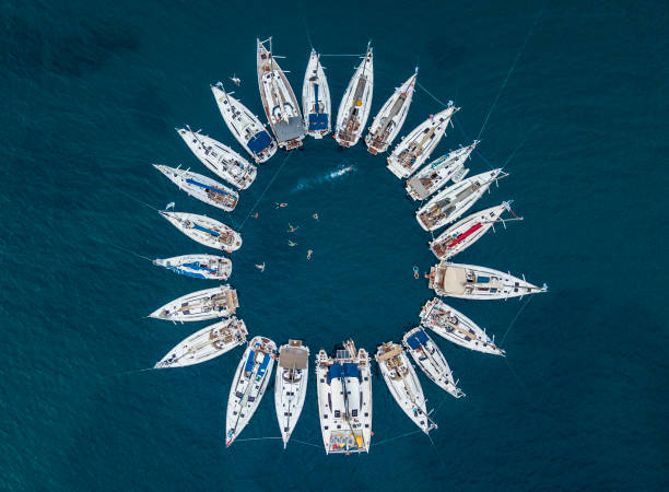 navigare nel mar mediterraneo - sailing sailboat regatta teamwork foto e immagini stock