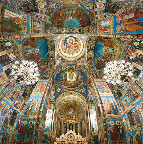 à l'intérieur de l'église du sang versé, saint-pétersbourg, en russie - russian orthodox orthodox church cathedral russian culture photos et images de collection