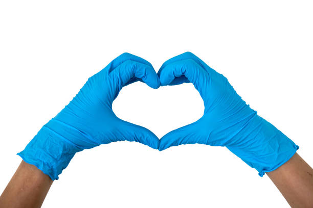 umano che indossa guanti blu che alzano le mani rendendo la forma del cuore delle dita, guanti monouso in lattice di gomma per la sicurezza medica professionale e la protezione igienica dalla malattia da coronavirus covid-19 - moving up healthcare and medicine symbol illness foto e immagini stock