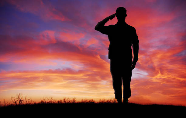 soldado cuerpo completo silueta saludo gesto en el espacio de copia de la puesta del sol - hacer el saludo militar fotografías e imágenes de stock