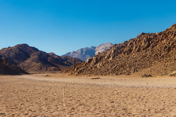 エジプトのアラビア砂漠と山脈紅海の丘の眺め - beautiful horizontal arabia hurghada ストックフォトと画像