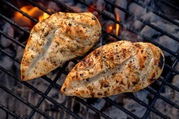 videoclip de jugosas pechugas de pollo sazonadas, pollo asado en una parrilla de carbón caliente - grilled chicken chicken barbecue grill grilled fotografías e imágenes de stock