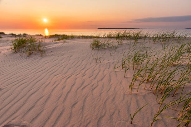 lake michigan dune sunset - lake michigan sun sunlight nature imagens e fotografias de stock