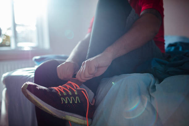 man getting ready for a workout - nordic running imagens e fotografias de stock