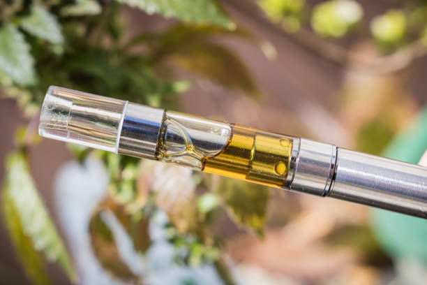 стокові фото, фото роялті-фрі та зображення на тему thc / cbd каннабіс масло & terpenes заповнені вейп пен картридж ізольовані зблизька - коноплі