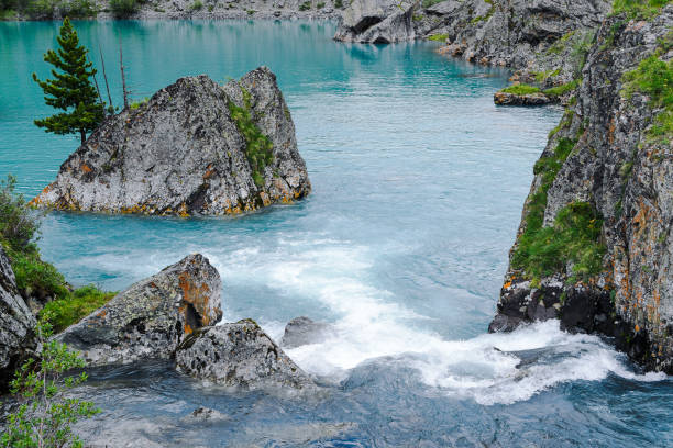 bahía de mar con costa de piedra, lago turquesa en rocas, río de montaña con agua azul - water waterfall sky seascape fotografías e imágenes de stock