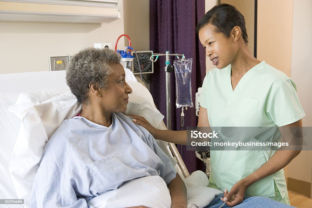 Enfermeira falar com Mulher Idosa - Royalty-free Paciente Foto de stock